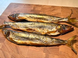 Кальмар щупальца (мелкие) холодного копчения: Корюшка х/к (крупная)