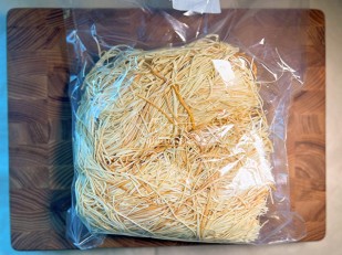 Сыр к пиву: Сырный продукт ФЕРМЕРСКИЙ паутинка копченый