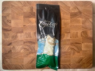 Сыр 60 гр ГОРНЫЙ СЫРОВАР (Нити аджика): Сыр 100 гр ГОРНЫЙ СЫРОВАР (Косичка с укропом и чесноком)