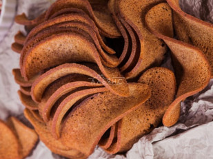 Арахис в глазури: Ресторанные гренки с креветкой